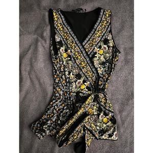 White House Black Market Sleeveless Reversible V Neck Shirt w Matching Belt